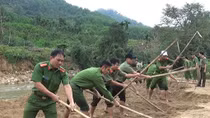 Tuổi trẻ Công an giúp dân phục hồi sản xuất sau lũ