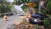 Ôtô Camry tông sập tường nhà dân ven đường, 1 phụ nữ bị thương