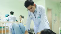 Cứu sống bé trai 13 tuổi té cây vỡ lá lách