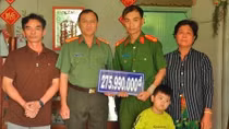 Công an Đồng Tháp trao tiền hỗ trợ cho gia đình Trung úy Lâm Minh Sơn