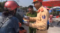 Công an thị xã Hồng Ngự nghĩa tình với người dân về quê ăn Tết