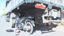 Xe máy "tự chui" vào gầm xe tải, nam thanh niên trọng thương