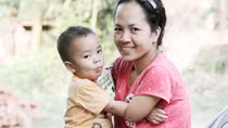 Người mẹ đơn thân nuôi con bằng… chân