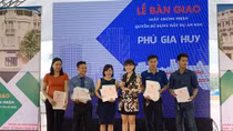 Công ty Phú Hồng Thịnh trao giấy chứng nhận quyền SDĐ cho khách hàng