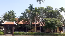 Đò đưa sông Vệ nghênh ngang...