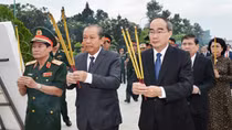 Phó Thủ tướng Thường trực dâng hương tưởng nhớ các anh hùng liệt sĩ