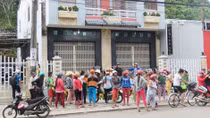 Đánh nhau vỡ đầu vì tranh gạo từ thiện tại tiệm vàng