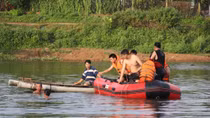 Đưa nhau đi bơi, hai bố con chết đuối thương tâm