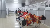 Nối cánh tay đứt lìa cho nạn nhân trong vụ lật xe khách