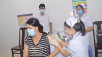 Tiêm vắc-xin phòng COVID-19 cho nhân viên y tế tuyến đầu chống dịch 