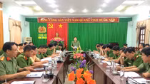 Công an Bình Thuận tuyên truyền pháp luật và tặng quà cho người dân