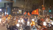 Người dân ồ ạt xuống đường mừng Việt Nam Chiến thắng