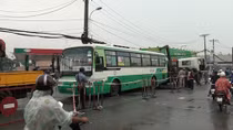 Xe buýt sụp hố "tử thần" sau khi mới lấp