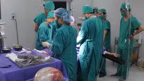 Phẫu thuật khối u nang buồng trứng khổng lồ 