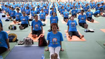 Ấn tượng 1.500 người đồng diễn Yoga tại Hà Nội