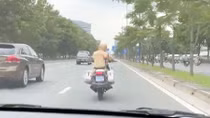 Công an TP Thủ Đức giúp đỡ sản phụ chuyển dạ ở tòa nhà bị phong tỏa
