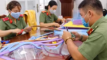 Công an tỉnh Bà Rịa - Vũng Tàu làm kính chắn giọt bắn phòng chống dịch COVID-19