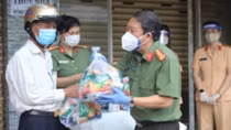 Công an TP Thủ Đức trao tặng thiết bị y tế và nhu yếu phẩm 