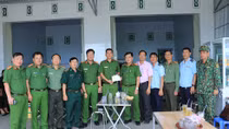 Thăm hỏi, tặng quà các chốt chống buôn lậu trên tuyến biên giới An Giang