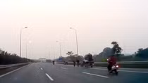 Xe máy phóng 'hồn nhiên' trên cao tốc Đại Lộ Thăng Long