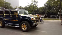 Nữ tài xế lái xe dát vàng ở Hà Nội gây xôn xao