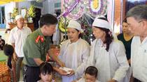 Báo CAND và Công ty Phượng Hoàng hỗ trợ gia đình các nạn nhân