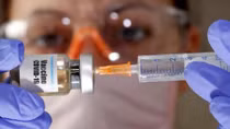 Vaccine “Sputnik- V”: Người hân hoan, kẻ nghi ngờ