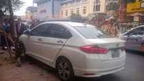 Xế hộp hạ gục xe máy trên đường ngày đầu năm mới