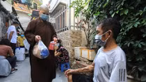 Những tấm lòng hảo tâm dành cho cư dân xóm chạy thận mùa dịch