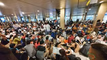 Hành khách vạ vật Tân Sơn Nhất hàng tiếng đồng hồ vì delay
