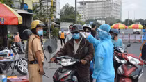 Ngày đêm kiểm soát dịch ở cửa ngõ TP Hồ Chí Minh
