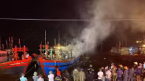 Cháy tàu cá trong đêm mưa