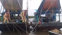 Cảnh sát đường thủy cứu sống thuyền viên rơi xuống biển
