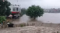 Mưa lớn kéo dài, nguy cơ xảy ra lũ quét, sạt lở đất
