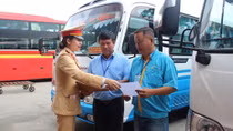 Công an TP Huế tuyên truyền Luật Giao thông cho tài xế xe buýt liên tỉnh
