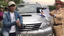 Tài xế ôtô vi phạm còn đóng cửa cố thủ, chống chế CSGT