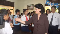Trao học bổng cho trẻ em ở Làng trẻ em SOS Huế