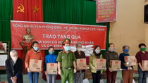 CBCS Công an góp ngày lương trao quà và giúp dân gặt lúa