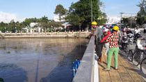 Nữ nhân viên tạp vụ của trường tiểu học nhảy cầu tự tử