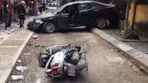 Nữ tài xế lùi ô tô cán chết người đi xe máy trên phố Khương Trung
