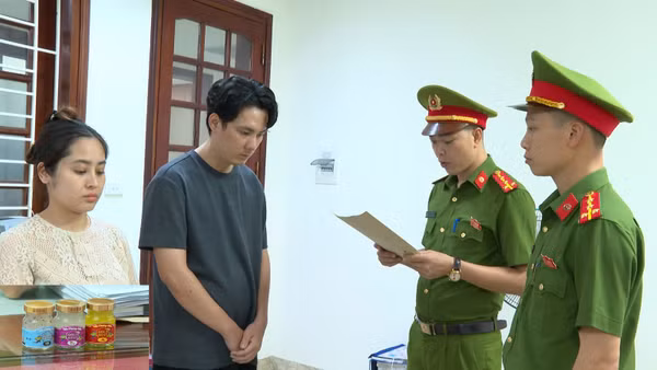 Các hũ nước yến được các đối tượng làm giả.