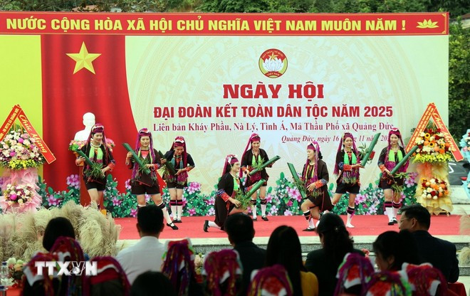 Tiết mục văn nghệ tại ngày hội đại đoàn kết. (Ảnh: Đức Hiếu/TTXVN)