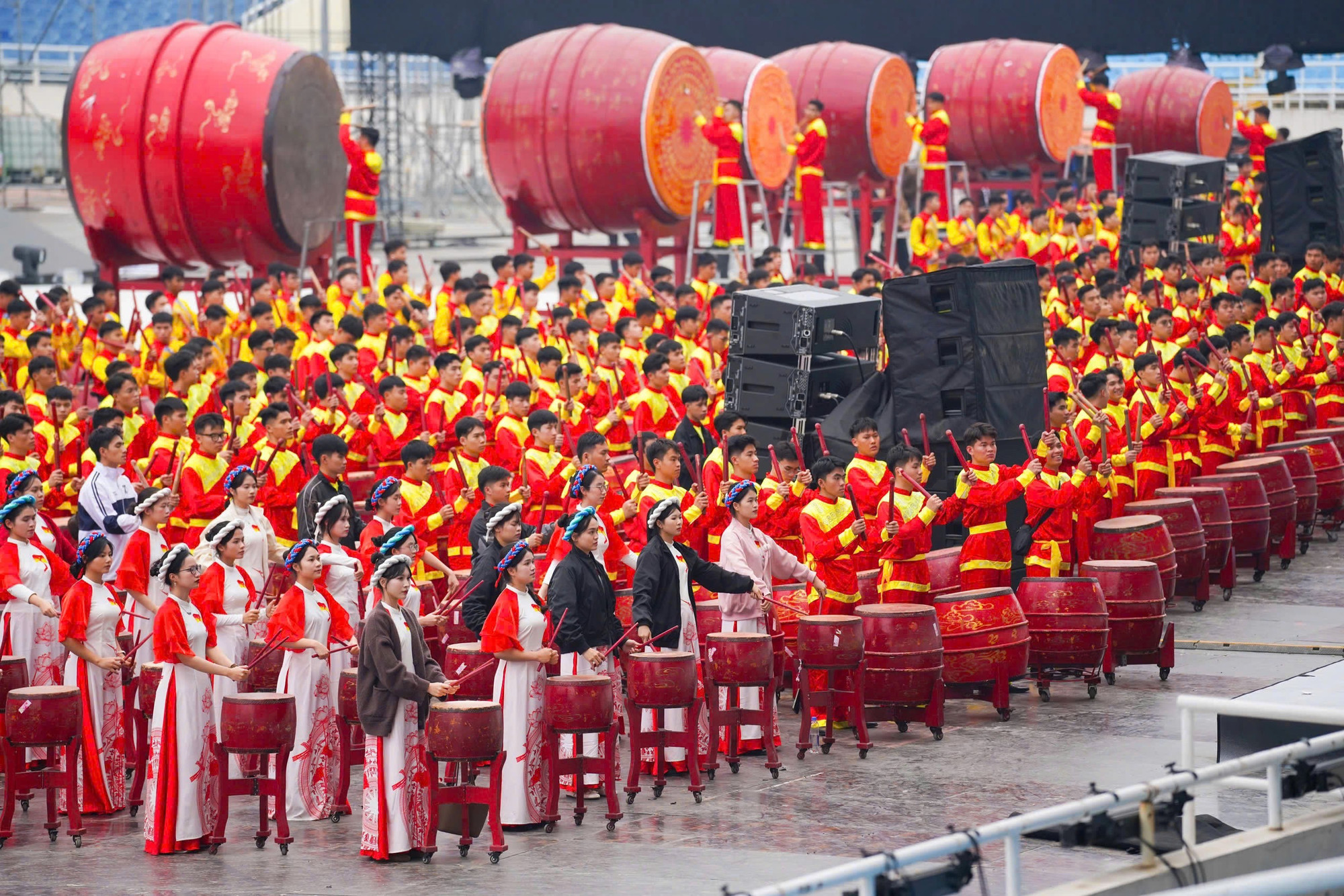 Màn biểu diễn quy mô lớn nhất của Đoàn Nghệ thuật trống hội CAND chào mừng Đại hội XIV của Đảng -1