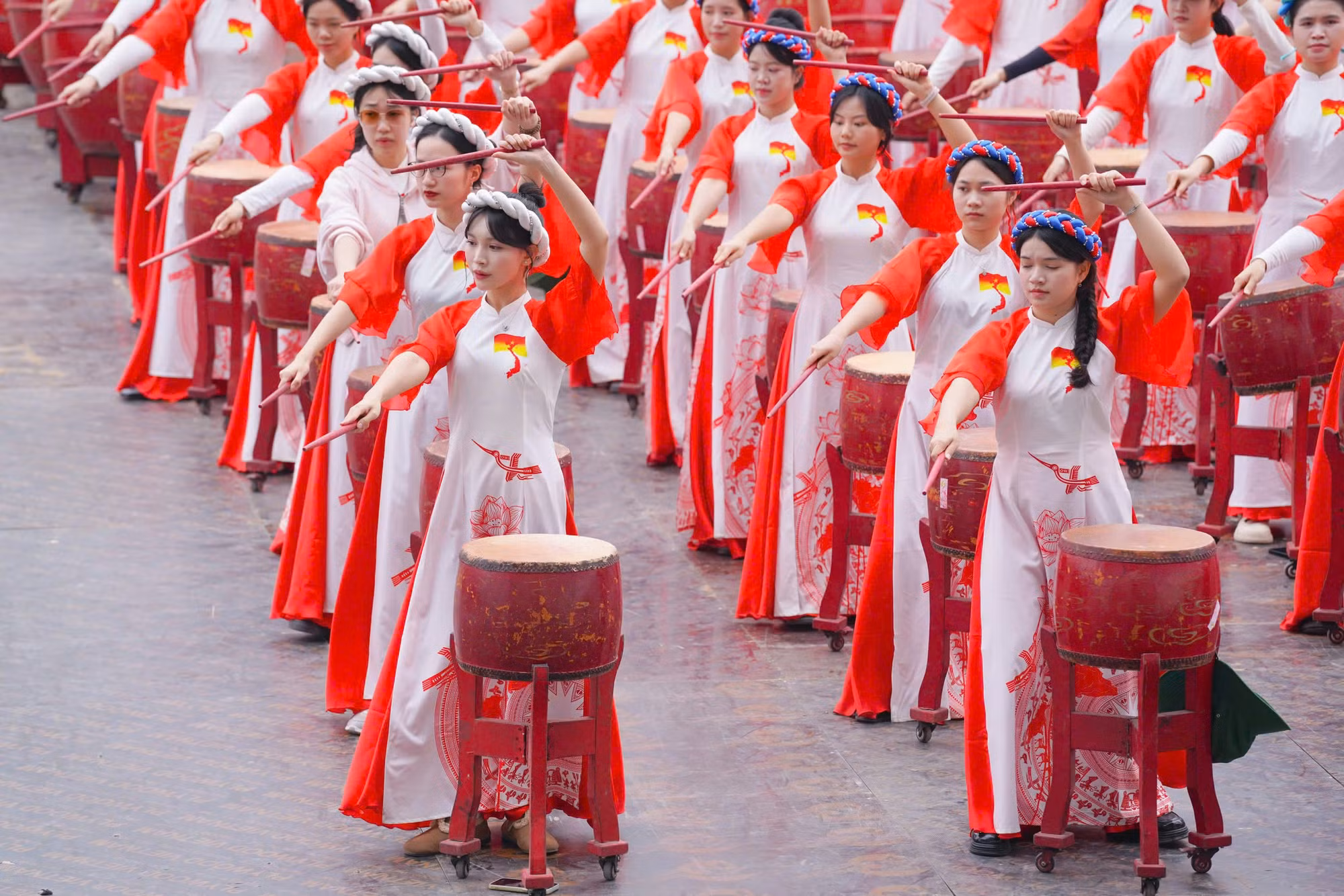 Màn biểu diễn quy mô lớn nhất của Đoàn Nghệ thuật trống hội CAND chào mừng Đại hội XIV của Đảng -3