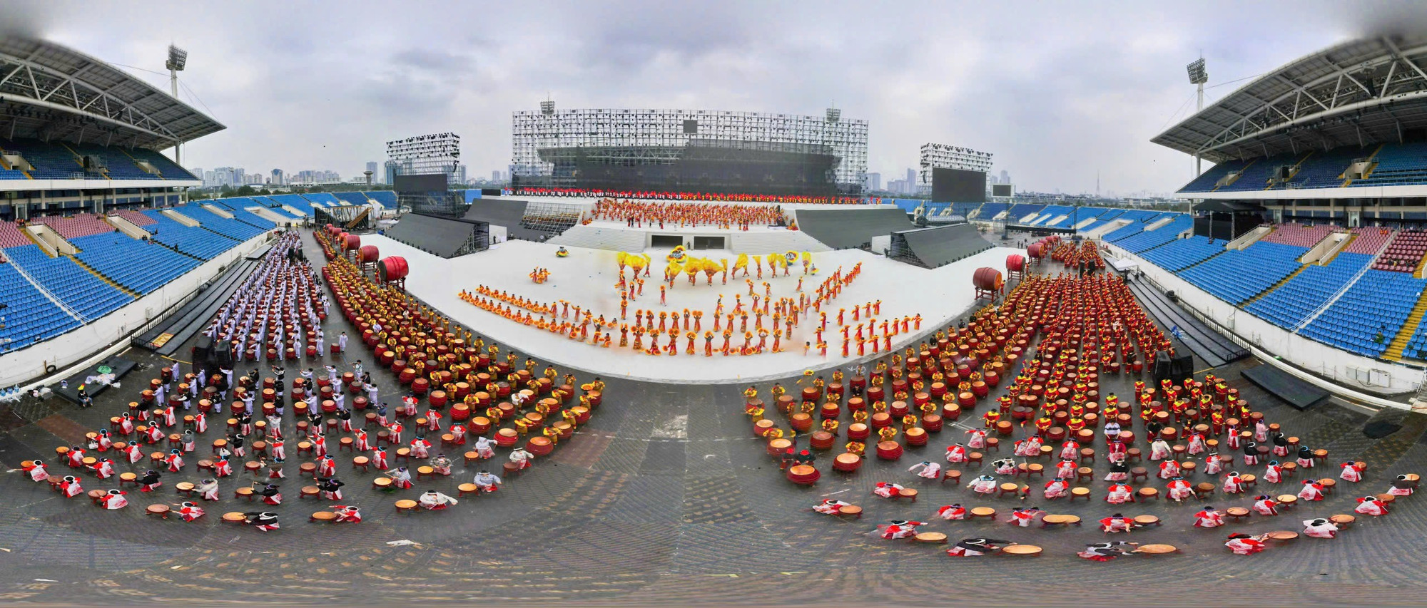 Màn biểu diễn quy mô lớn nhất của Đoàn Nghệ thuật trống hội CAND chào mừng Đại hội XIV của Đảng -0