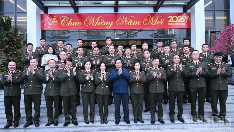 Thủ tướng kiểm tra, động viên các lực lượng Công an ứng trực dịp Tết -0