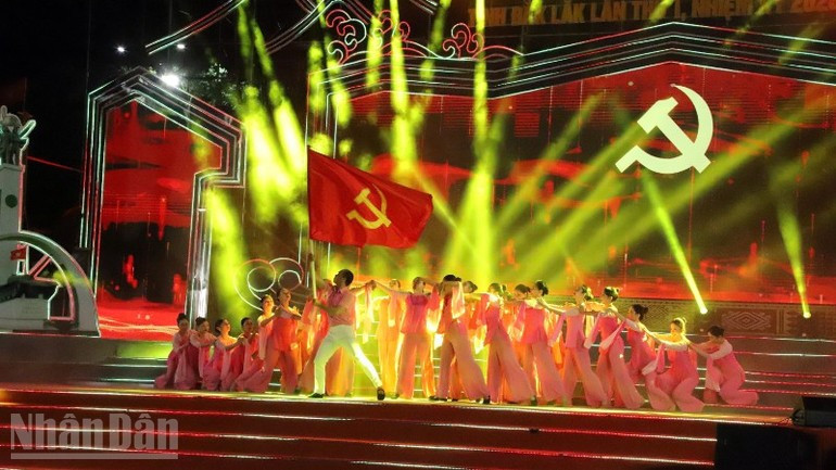 Vững bước dưới cờ Đảng -0