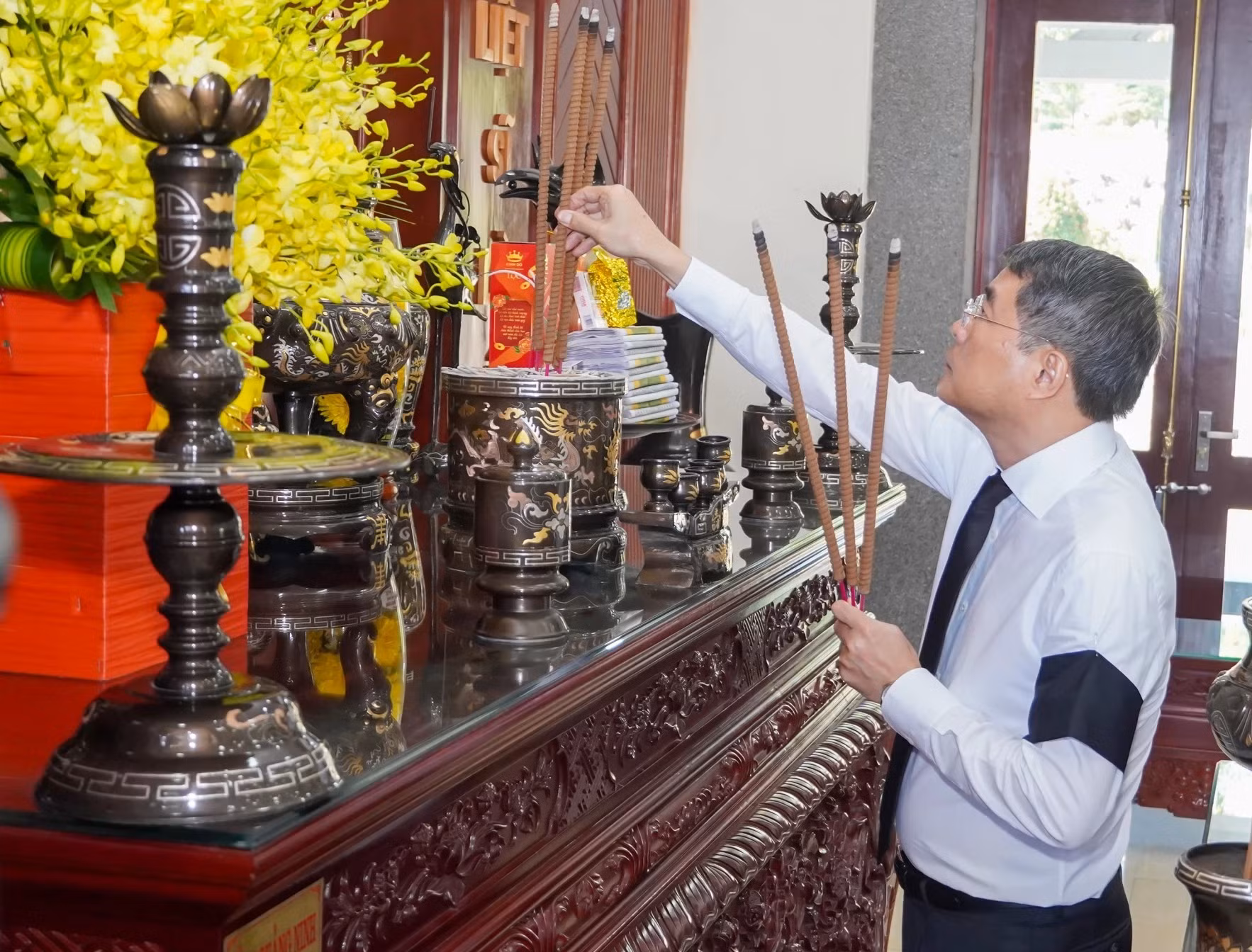 Thủ tướng Lê Minh Hưng dâng hương các Anh hùng liệt sĩ ở Nghĩa trang Quốc gia Đường 9 tỉnh Quảng Trị.