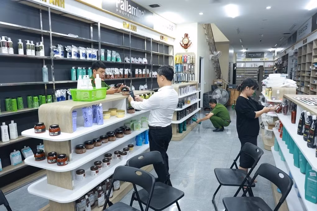 co-quan-cong-an-kiem-tra-kho-hangcong-anjpg-1750845509179-1750904261.jpg