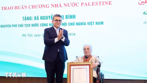 Trao Huân chương Ngôi sao Công trạng tặng nguyên Phó Chủ tịch nước Nguyễn Thị Bình